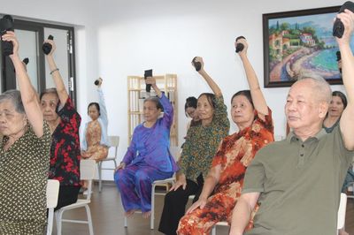Người già 'đi học', hai thế hệ cùng vui