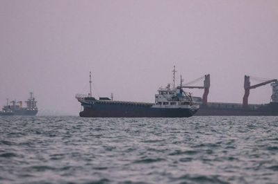 Xuất khẩu dầu thô qua eo biển Hormuz phục hồi nhưng vận chuyển nhiên liệu vẫn hạn chế