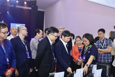 Chuyển mạnh từ sử dụng, tiếp nhận công nghệ sang làm chủ và tạo ra công nghệ