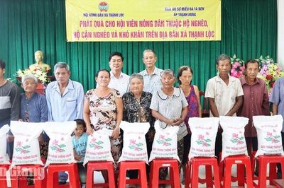 Tặng 300 phần quà cho người dân xã Thạnh Lộc