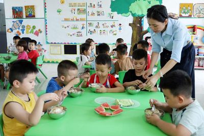 Chăm lo bữa ăn, bảo đảm dinh dưỡng cho trẻ