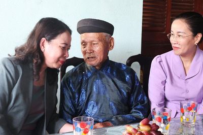Phó Chủ tịch nước Võ Thị Ánh Xuân thăm, tặng quà người cao tuổi Đà Nẵng