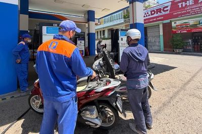 Giá xăng tăng nhẹ, dầu diesel giảm gần 800 đồng/lít từ chiều 1-10