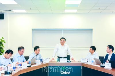 Phó Chủ tịch UBND tỉnh Trịnh Minh Hoàng làm việc với hai doanh nghiệp khu vực Nam Vân Phong