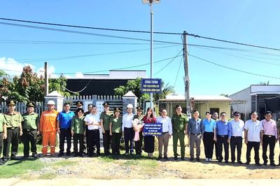 Công an tỉnh Khánh Hòa bàn giao công trình an sinh xã hội và trao 40 suất quà tại xã Tây Ninh Hòa