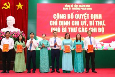 Đảng ủy phường Phan Rang công bố quyết định sắp xếp, kiện toàn các tổ chức đảng