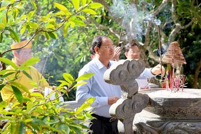 Đoàn công tác của Ban Thường vụ Tỉnh uỷ dâng hương tại Đền thờ Vua Lê Thái Tổ