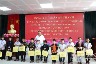 Đồng chí Chủ nhiệm Ủy ban Kiểm tra Trung ương thăm, tặng quà tại Trường Phổ thông nội trú Tiểu học và THCS Mẫu Sơn