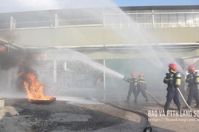 Thực tập phương án cứu nạn, cứu hộ tại Nhà máy sản xuất và tinh chế nhựa thông ở xã Na Dương