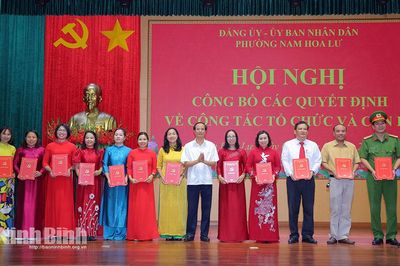 Đảng ủy phường Nam Hoa Lư công bố các quyết định về công tác tổ chức và cán bộ