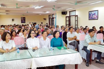 Chi cục Dân số và Trẻ em phổ biến kiến thức về chăm sóc sức khỏe cho người cao tuổi phường Phủ Lý