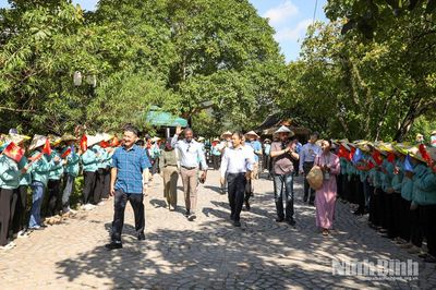 Đoàn công tác Trung tâm Di sản Thế giới UNESCO tham quan, khảo sát Quần thể danh thắng Tràng An