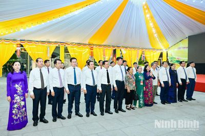 Dâng hương tưởng niệm Chủ tịch Hồ Chí Minh và các Anh hùng liệt sĩ, Mười nữ dân quân pháo phòng không Lam Hạ