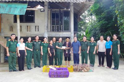 Hội Phụ nữ Bộ CHQS tỉnh trao tặng sinh kế cho hội viên phụ nữ khó khăn