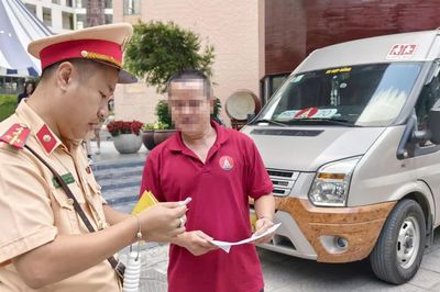 Hà Nội: CSGT kiểm tra xe chở học sinh, phát hiện vi phạm về thiết bị chống bỏ quên trẻ em