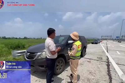 Tạm giữ ô tô, phạt 24 triệu đồng tài xế không bằng lái chạy quá tốc độ trên cao tốc