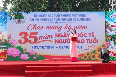Hà Nội: Phường Việt Hưng giao lưu dân vũ chào mừng Ngày Quốc tế Người cao tuổi