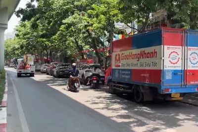 Đường Đại La: Xe đỗ tùy tiện, giao thông bị cản trở