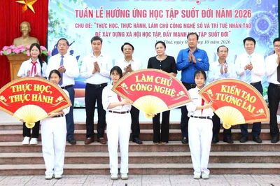 Khuyến học Hưng Yên tiếp sức học sinh vượt khó xã Vũ Thư trong Tuần lễ học tập suốt đời