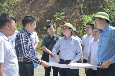 Chủ tịch UBND tỉnh Lê Hải Hòa khảo sát vị trí đề xuất đầu tư các dự án điện mặt trời nổi trên lòng hồ thủy điện