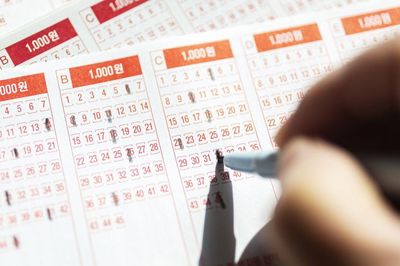 Dò vé số tưởng chỉ ẵm giải 6 an ủi, người đàn ông 'sốc lịm' khi phát hiện trúng 41,5 tỷ đồng