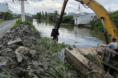 An Giang: Phạt 25 triệu đồng một trường hợp khai thác đất dưới kênh trái phép