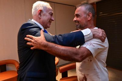 Hành khách mặc áo dính máu gặp Thủ tướng Israel, kể chuyện chặn cướp máy bay