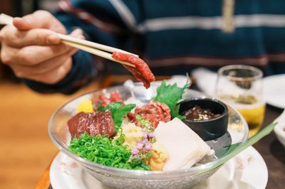Vì sao người Nhật Bản ăn thịt ngựa sống?