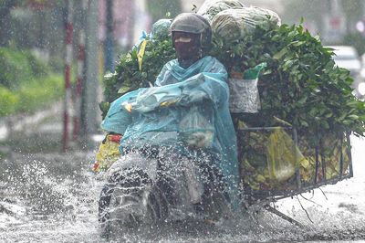 Thời tiết tháng 10: Biển Đông có thể đón bão, mưa lớn tập trung ở Trung Bộ