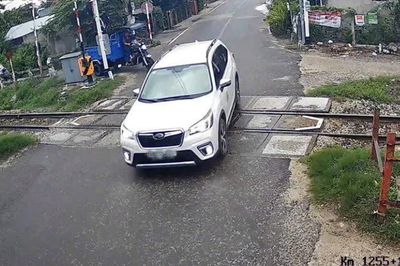 Vượt đèn đỏ tại đường ngang, một tài xế bị phạt đến 20 triệu đồng