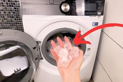 Lợi ích bất ngờ khi cho viên đá lạnh vào máy giặt bạn nên biết