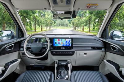 Trải nghiệm Kia Carens Clavis giá 639 triệu đồng về đại lý Việt, MPV 7 chỗ cạnh tranh Mitsubishi Xpander có xứng tầm?