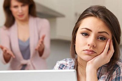 Nửa đêm đọc trộm tin nhắn trong máy của con gái rồi mang ra chất vấn, ánh mắt của đứa trẻ khiến tôi lặng người