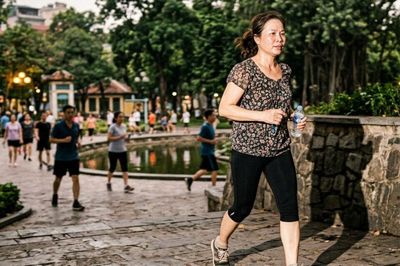 Đi bộ sau 50 tuổi, bao nhiêu bước là phù hợp?