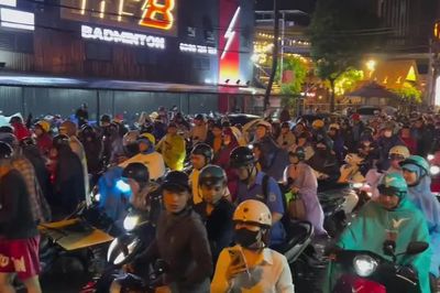 Mưa lớn khiến giờ tan tầm hóa 'ác mộng', 'đường sinh viên' Bình Thạnh ngập nặng