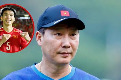 HLV Kim Sang-sik liệu có sai lầm khi loại Đoàn Văn Hậu khỏi ĐT Việt Nam?