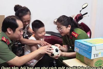 'Hành trình Mẹ đỡ đầu' xúc động của công an phường với cậu bé mồ côi