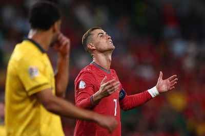 Ronaldo 'dỗi', ai thiệt nhất?