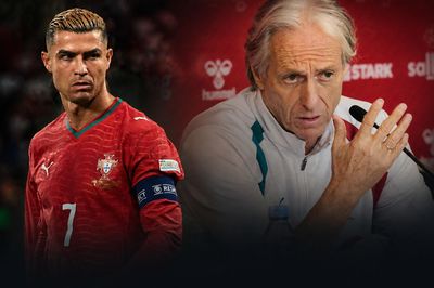 HLV Jesus phũ phàng với Ronaldo giữa tâm bão