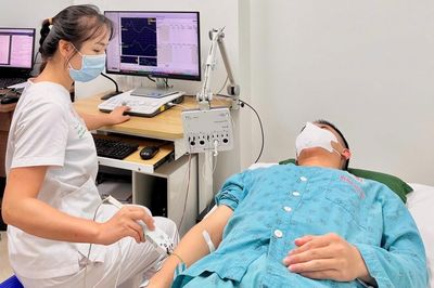 24 tuổi, yếu liệt tứ chi vì hít 50 quả bóng cười