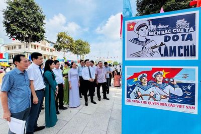 Khai mạc Triển lãm tranh cổ động tấm lớn tuyên truyền về biên giới, biển đảo Việt Nam
