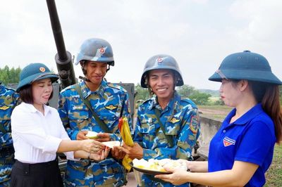 Cô giáo mầm non tiếp sức bộ đội trên thao trường huấn luyện