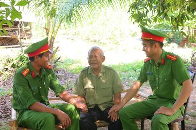 Gần nhau từ một lời chào