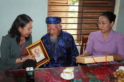 Phó Chủ tịch nước Võ Thị Ánh Xuân thăm, tặng quà người cao tuổi tại Đà nẵng