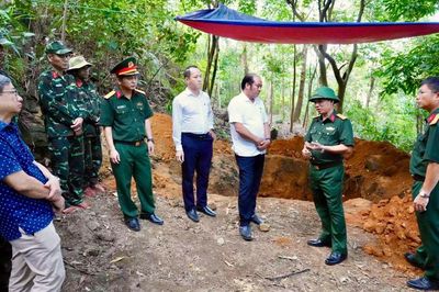 Khảo sát khu vực nghi có mộ tập thể liệt sĩ ở Đèo Hải Vân