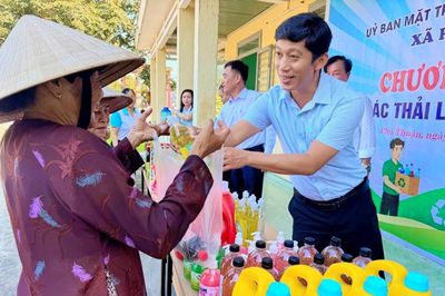 Đổi rác thải nhựa lấy nhu yếu phẩm