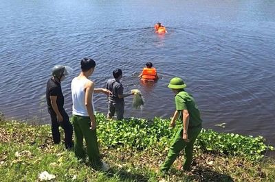Kịp thời cứu 2 người bị lật ghe trên sông