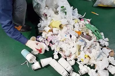 Người thu gom rác nhặt được gần 500 triệu đồng và hưởng toàn bộ sau 6 tháng