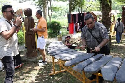 Đại biểu quốc tế làm bánh, thưởng thức rượu cần của các dân tộc Việt Nam