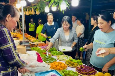 Sôi động hội chợ mùa thu tại phường Phú Lâm